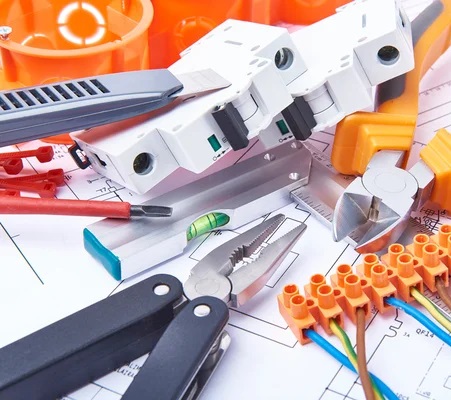 se realizan instalaciones eléctricas en oficinas, casas y negocios. 